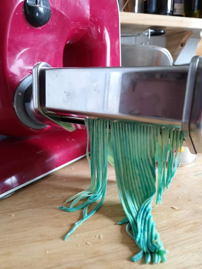 Spaghetti mit Küchenmaschine schneiden